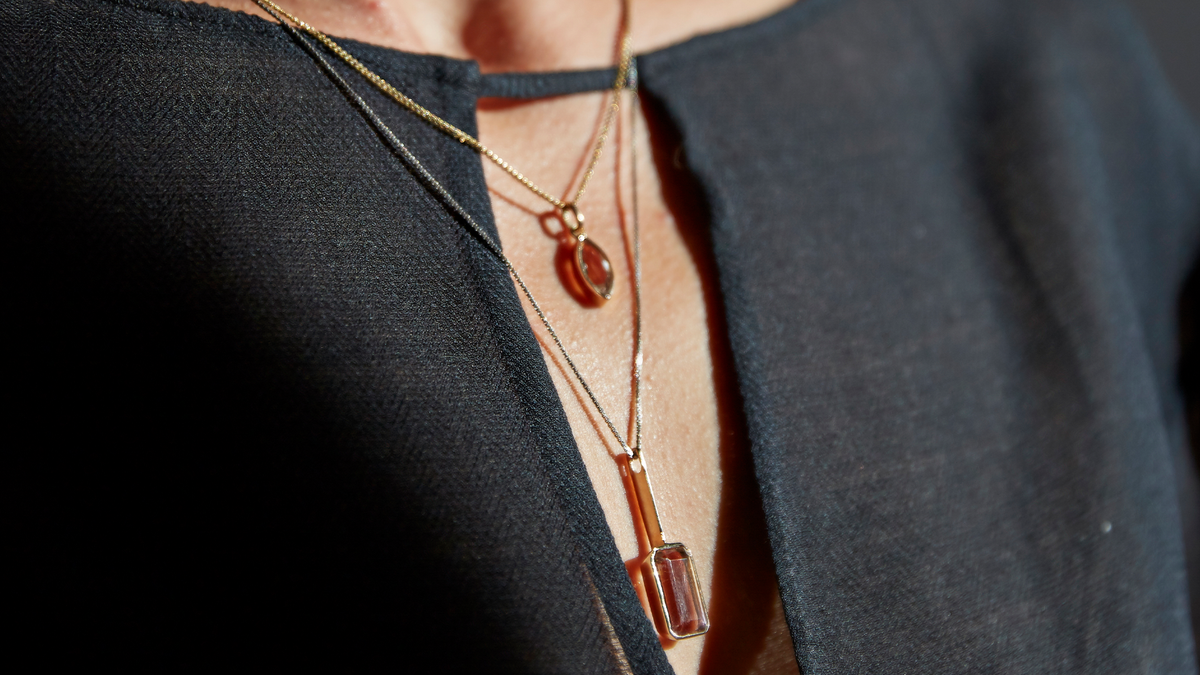 Pendentifs et colliers uniques GEMME Joaillerie portés en superposition