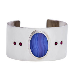 Manchette Sky GEMME Joaillerie, un bijou contemporain au design aérien.