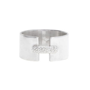 Bague unique HYPHEN GEMME Joaillerie, un design structuré et audacieux.